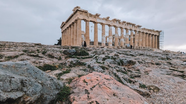 Vue rapprochée de l'Acropole à Athènes