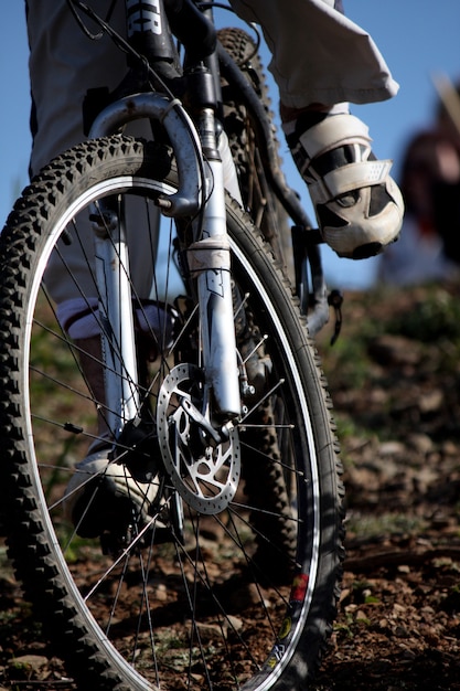 Vue rapprochée de l&#39;action d&#39;un garçon à vélo sur la terre.