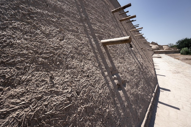 Vue rapprochée d'Adobe fait surface texturée du mur de la ville antique dans la lumière du soleil de midi Khiva Ouzbékistan