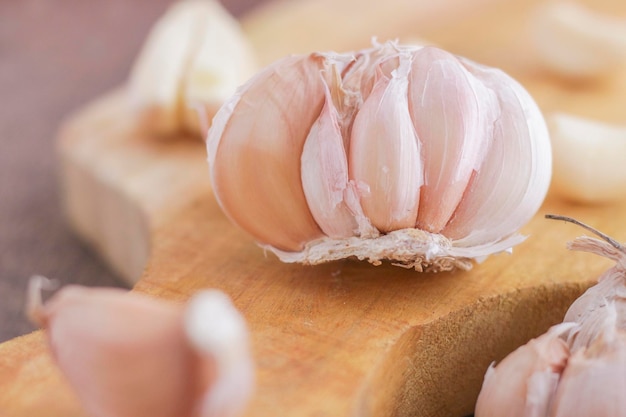 Vue rapprochée de l'ail sur la planche à couper dans la cuisine