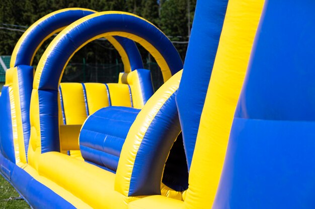 Photo vue rapprochée d'une aire de jeux jaune dans un parc