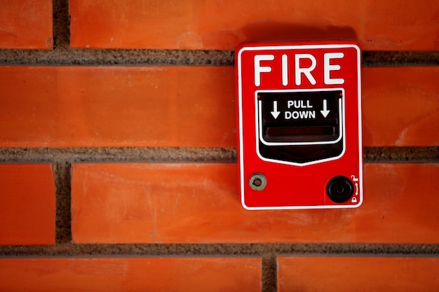 Vue rapprochée de l'alarme d'incendie sur un mur de briques