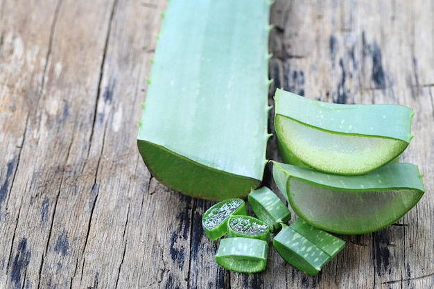 Vue rapprochée de l'aloe vera sur une table en bois