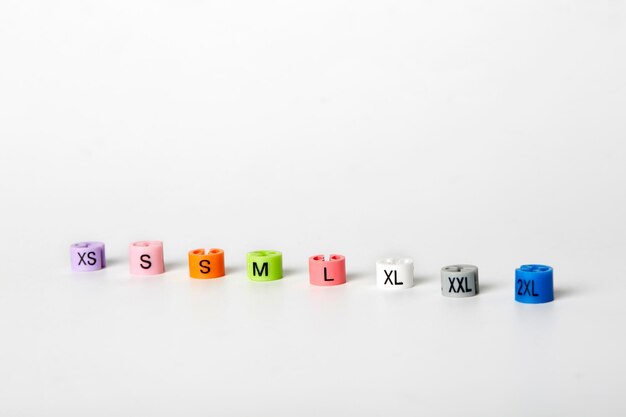 Vue rapprochée des alphabets sur des perles multicolores sur fond blanc