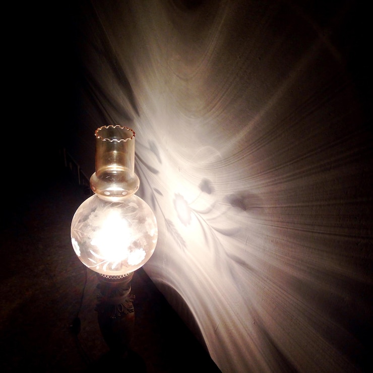 Photo vue rapprochée d'une ampoule allumée dans l'obscurité