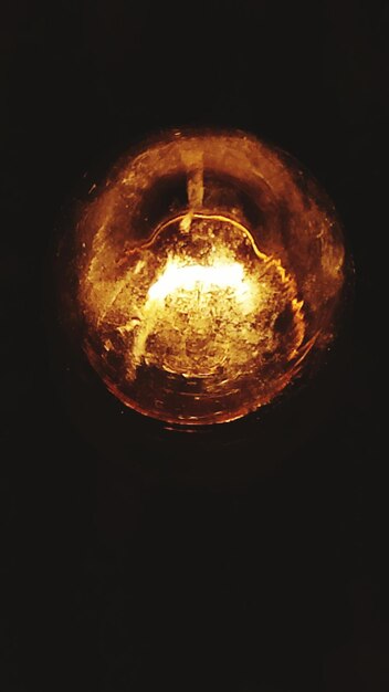 Photo vue rapprochée d'une ampoule allumée