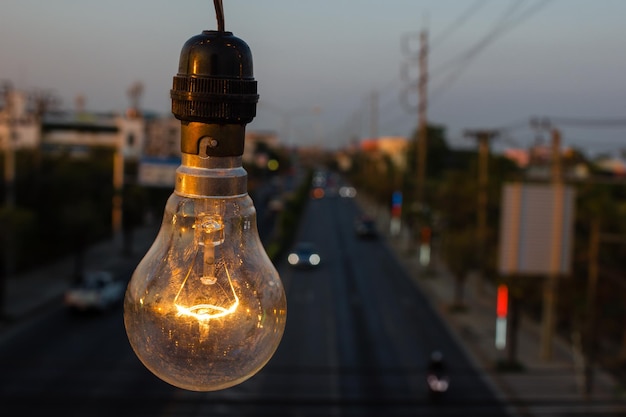 Vue rapprochée d'une ampoule éclairée contre le ciel