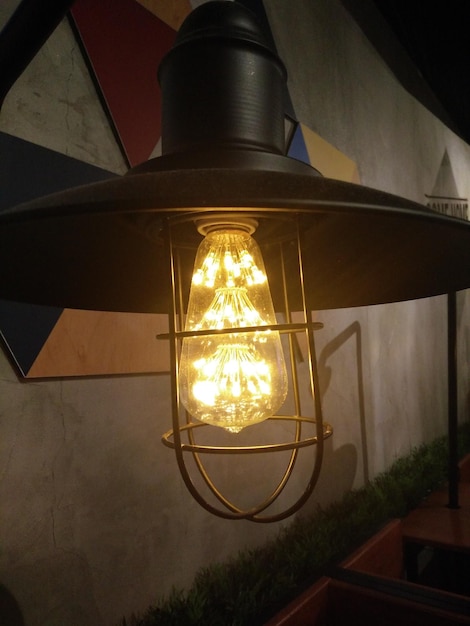 Photo vue rapprochée d'une ampoule éclairée à la maison