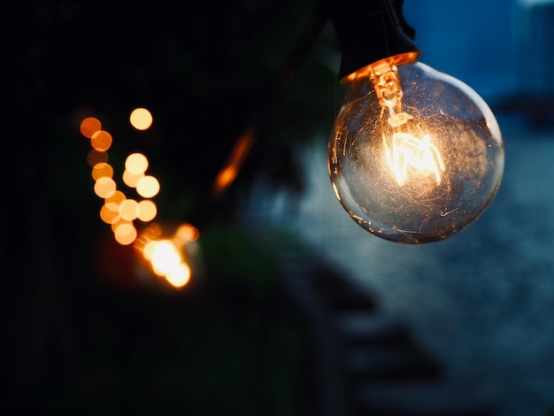 Vue rapprochée d'une ampoule éclairée la nuit