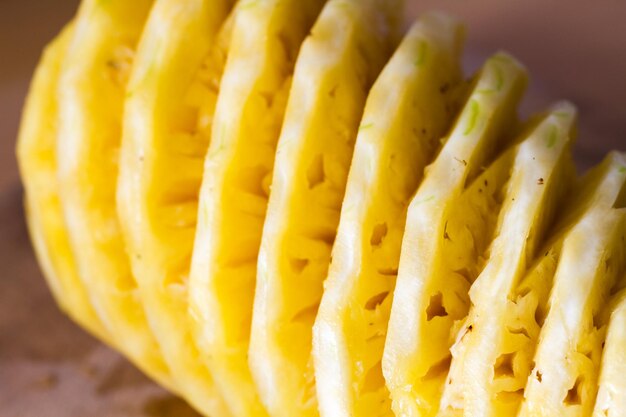 Vue rapprochée de l'ananas sur la table à l'intérieur