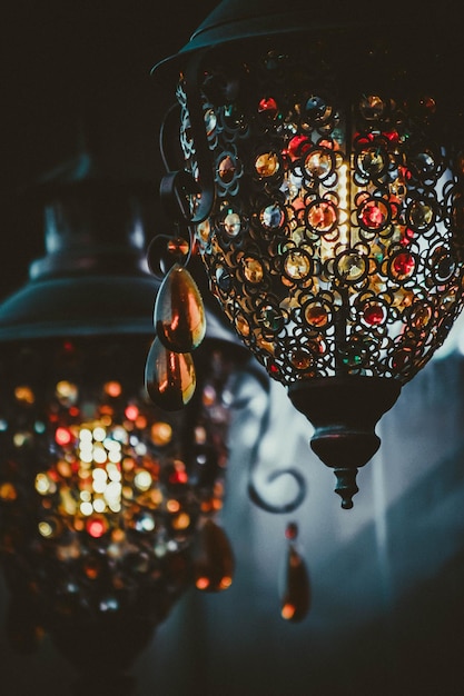 Vue rapprochée des anciennes lampes éclairées