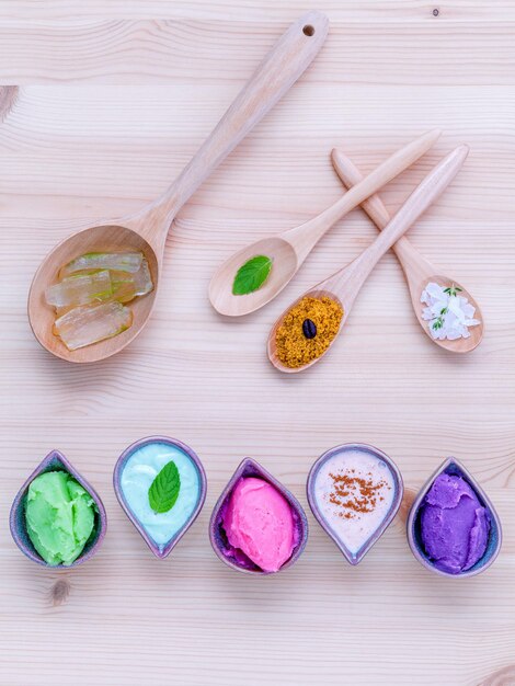 Vue rapprochée d'un angle élevé d'une nourriture multicolore sur la table