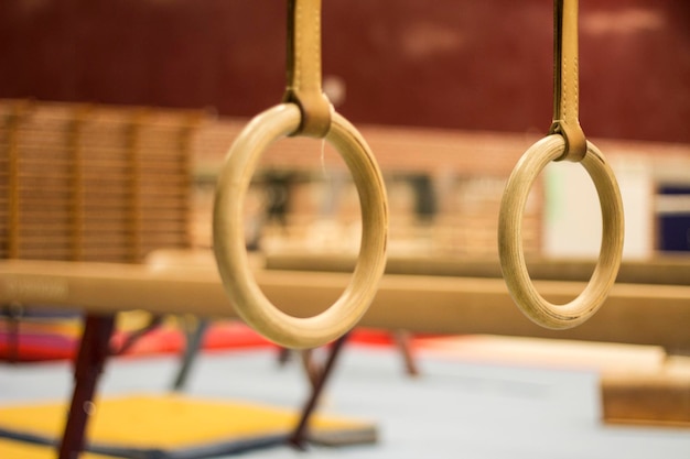 Photo vue rapprochée des anneaux de gymnastique suspendus