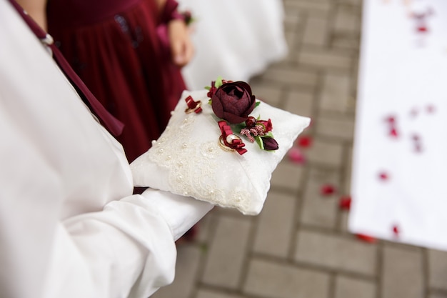 Vue rapprochée des anneaux de mariage sur l'oreiller décoratif