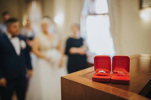 Photo vue rapprochée des anneaux de mariage pendant la cérémonie