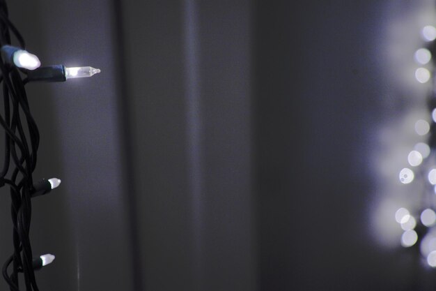 Photo vue rapprochée des appareils d'éclairage éclairés à la maison
