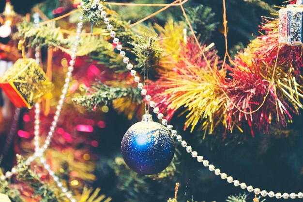 Photo vue rapprochée de l'arbre de noël la nuit