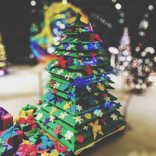 Photo vue rapprochée de l'arbre de noël en papier sur la table