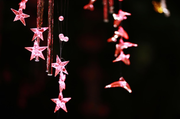 Photo vue rapprochée de l'arbre de noël suspendu la nuit