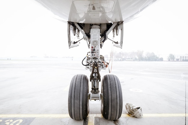 Vue rapprochée de l'avion à l'aéroport