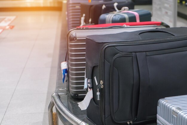 Vue rapprochée des bagages sur le tapis roulant d'un avion