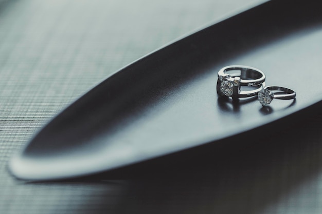 Vue rapprochée des bagues de mariage sur la table