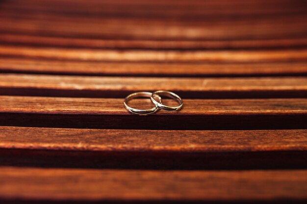 Photo vue rapprochée des bagues de mariage sur la table