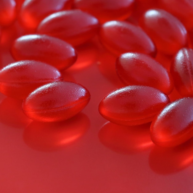Vue rapprochée des baies rouges sur fond blanc