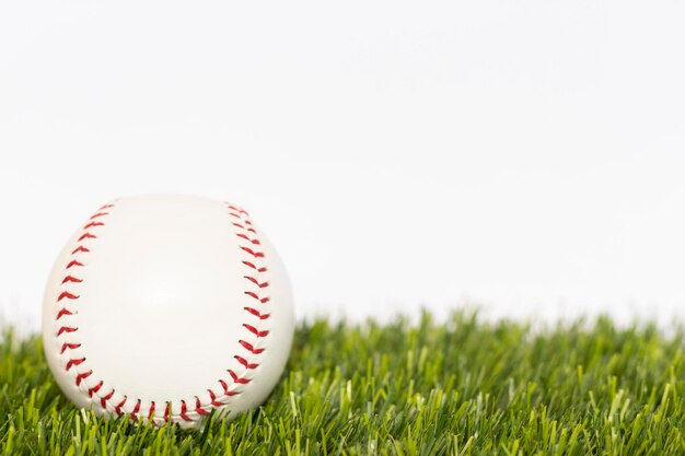 Vue rapprochée d'une balle de baseball sur le terrain sur un fond blanc