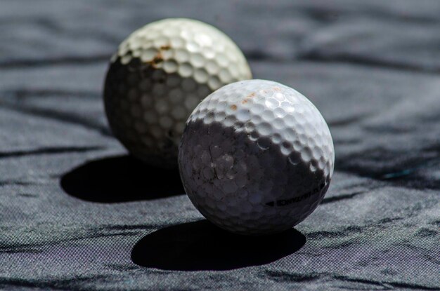 Photo vue rapprochée d'une balle de golf sur terre