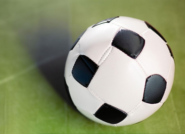 Vue rapprochée d'un ballon de football au centre du stade