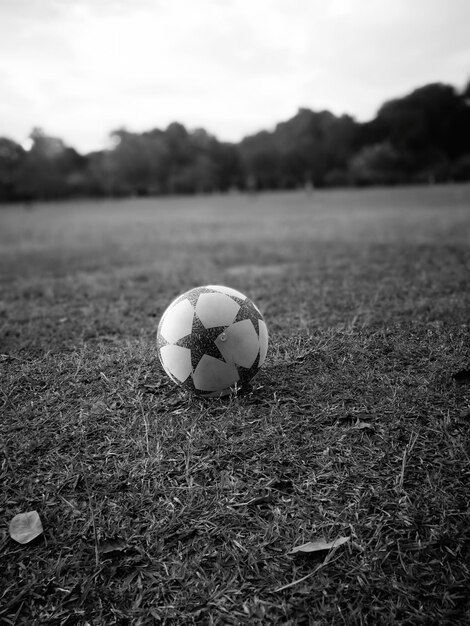 Vue rapprochée d'un ballon de football sur le terrain