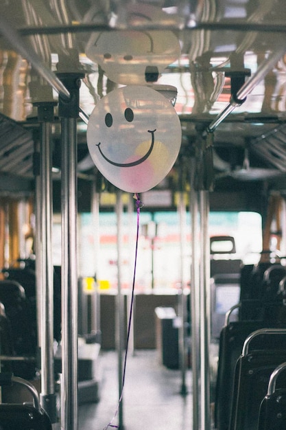 Photo vue rapprochée d'un ballon d'hélium dans un bus