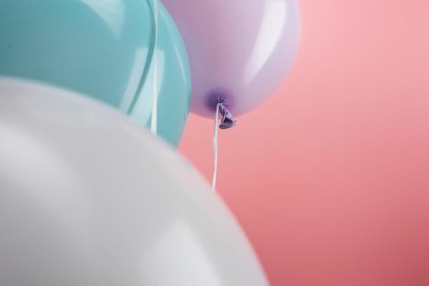 Vue rapprochée des ballons colorés décoratifs sur fond rose