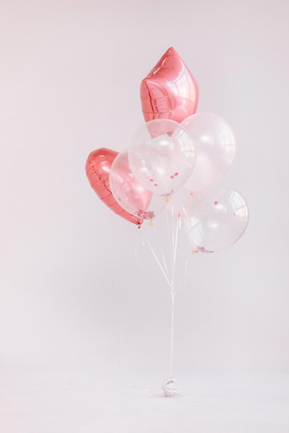 Vue rapprochée des ballons sur fond blanc
