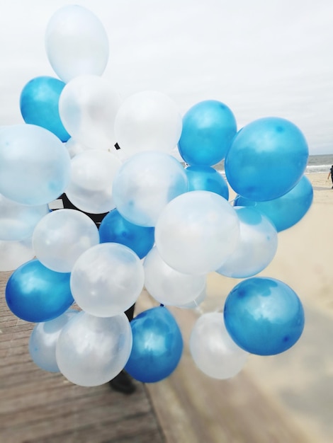 Vue rapprochée de ballons multicolores contre le ciel