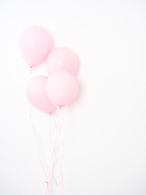 Vue rapprochée des ballons roses sur fond blanc