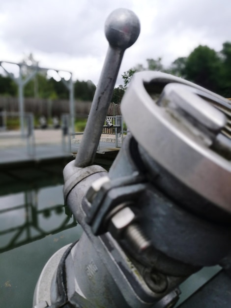 Vue rapprochée d'une balustrade métallique contre le ciel