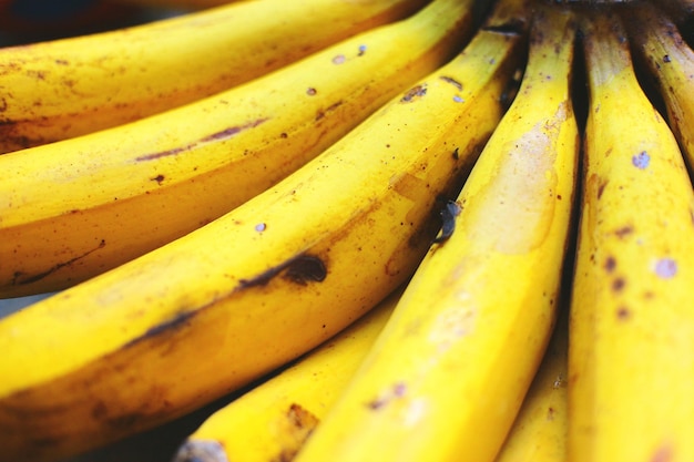 Photo vue rapprochée des bananes destinées à la vente sur le marché