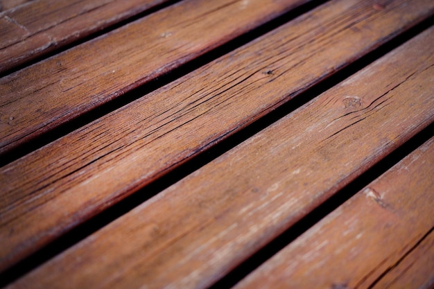 Une vue rapprochée d'un banc en bois