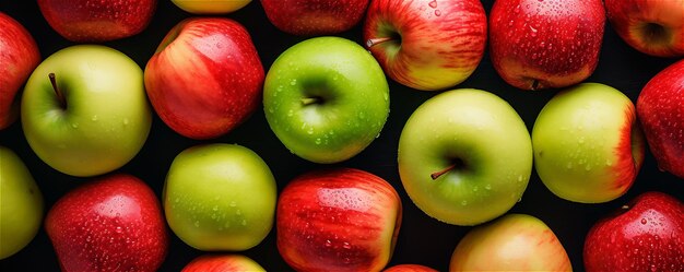 Vue rapprochée d'une bannière de pommes rouges et vertes fraîches