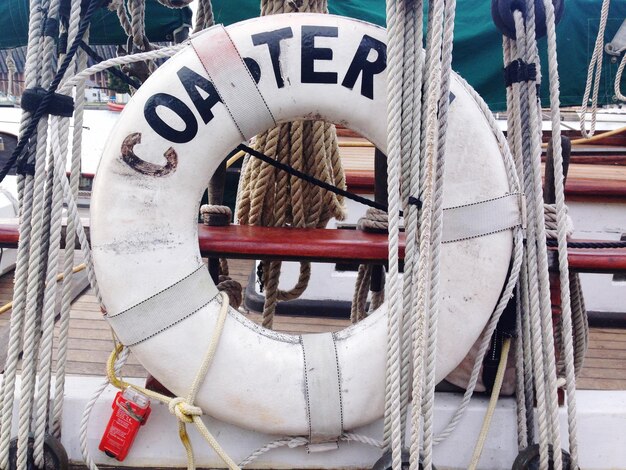 Photo vue rapprochée d'un bateau amarré au port