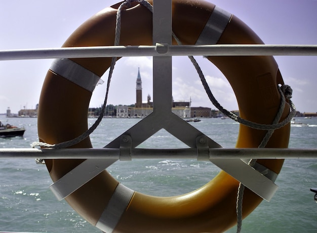 Photo vue rapprochée d'un bateau en mer contre le ciel