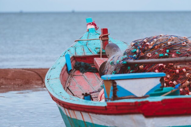 Photo vue rapprochée d'un bateau de pêche sur le rivage