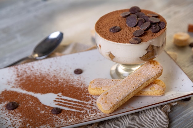 Vue rapprochée d'un beau dessert sucré élégant servi dans l'assiette Belle décoration plat de restaurant prêt à manger Tea time ambiance cosy