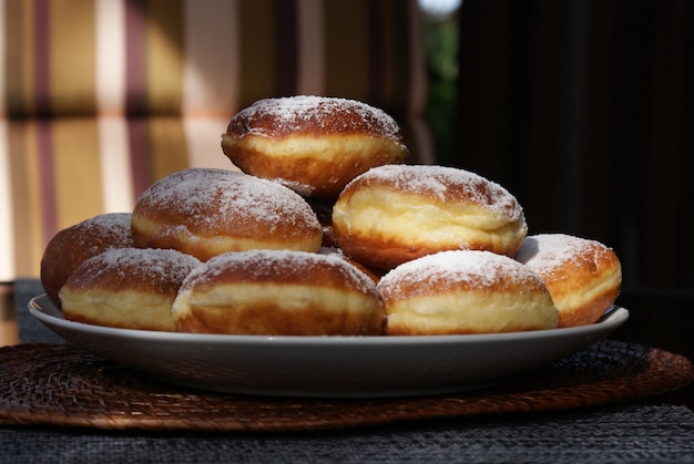 Vue rapprochée des beignets dans l'assiette sur la table
