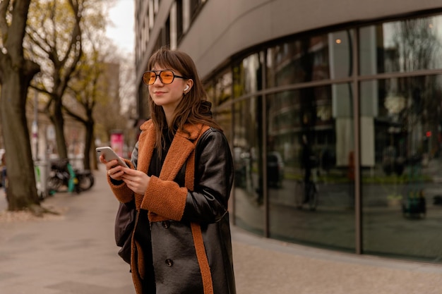 Vue rapprochée d'une belle femme à lunettes de soleil dans la ville