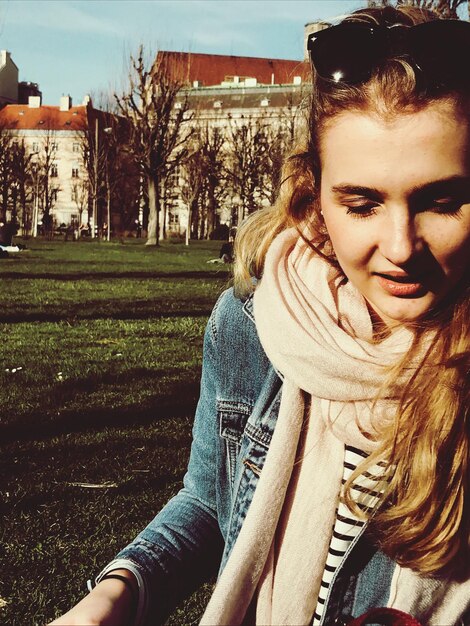 Photo vue rapprochée d'une belle femme sur le terrain