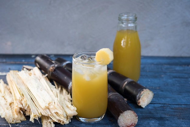 Photo vue rapprochée de la bière avec la boisson sur la table