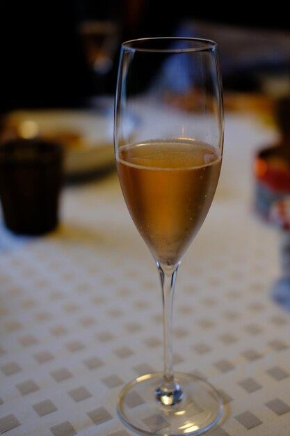 Vue rapprochée de la bière dans un verre sur la table